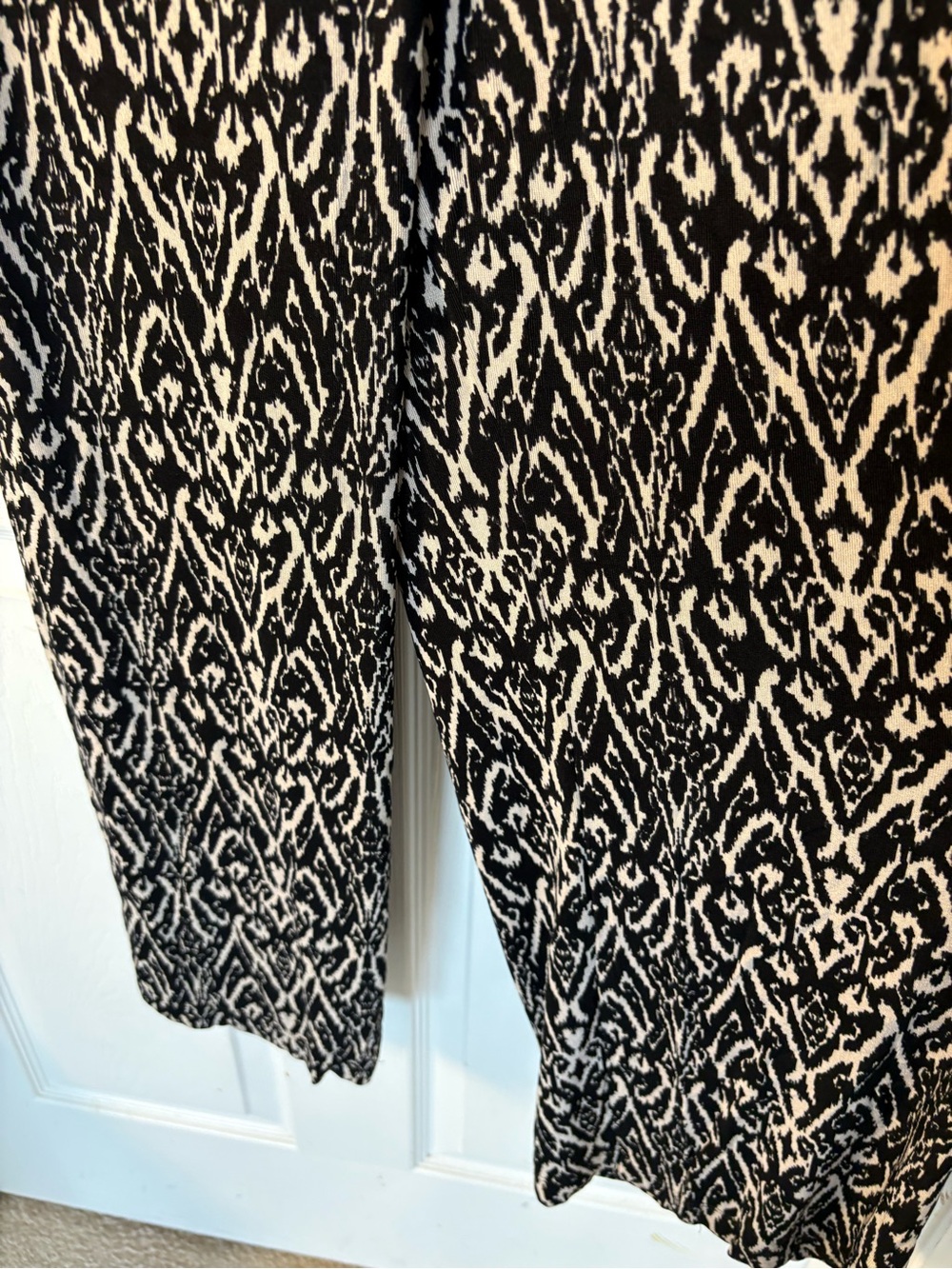 Elastic-Waist Skinny Pants in Black & Cream Ikat Print - Picture 5 of 6